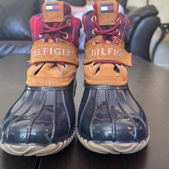 Tommy Hilfiger Shoes - Tommy Hilfiger duck build rain boots.